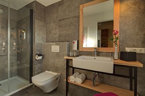 Double Room, Balcony | Bathroom | Shower, hair dryer, towels - Landgasthof zum Pflug (Zell am Harmersbach)
