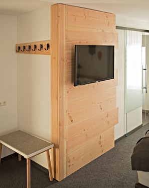 Chambre Double, balcon | Coin séjour | Télévision à écran plat