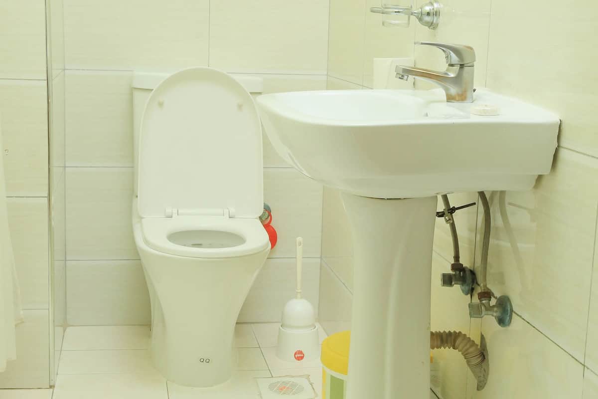 deep-soaking bathtub, free toiletries, slippers, towels