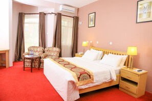 Premium bedding, individually decorated, individually furnished, desk - Hotel 7 Seasons (Entebbe)