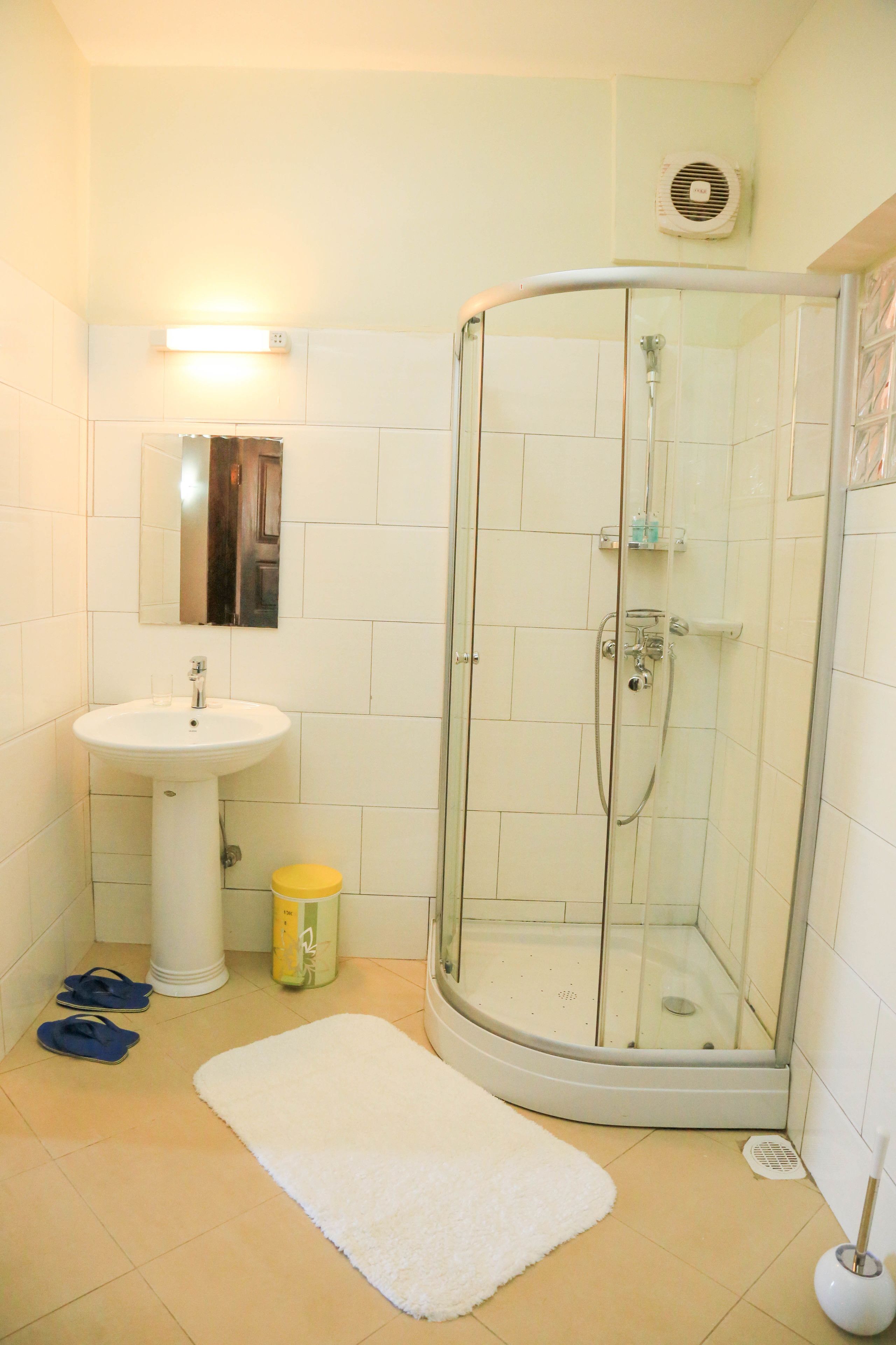 deep-soaking bathtub, free toiletries, slippers, towels