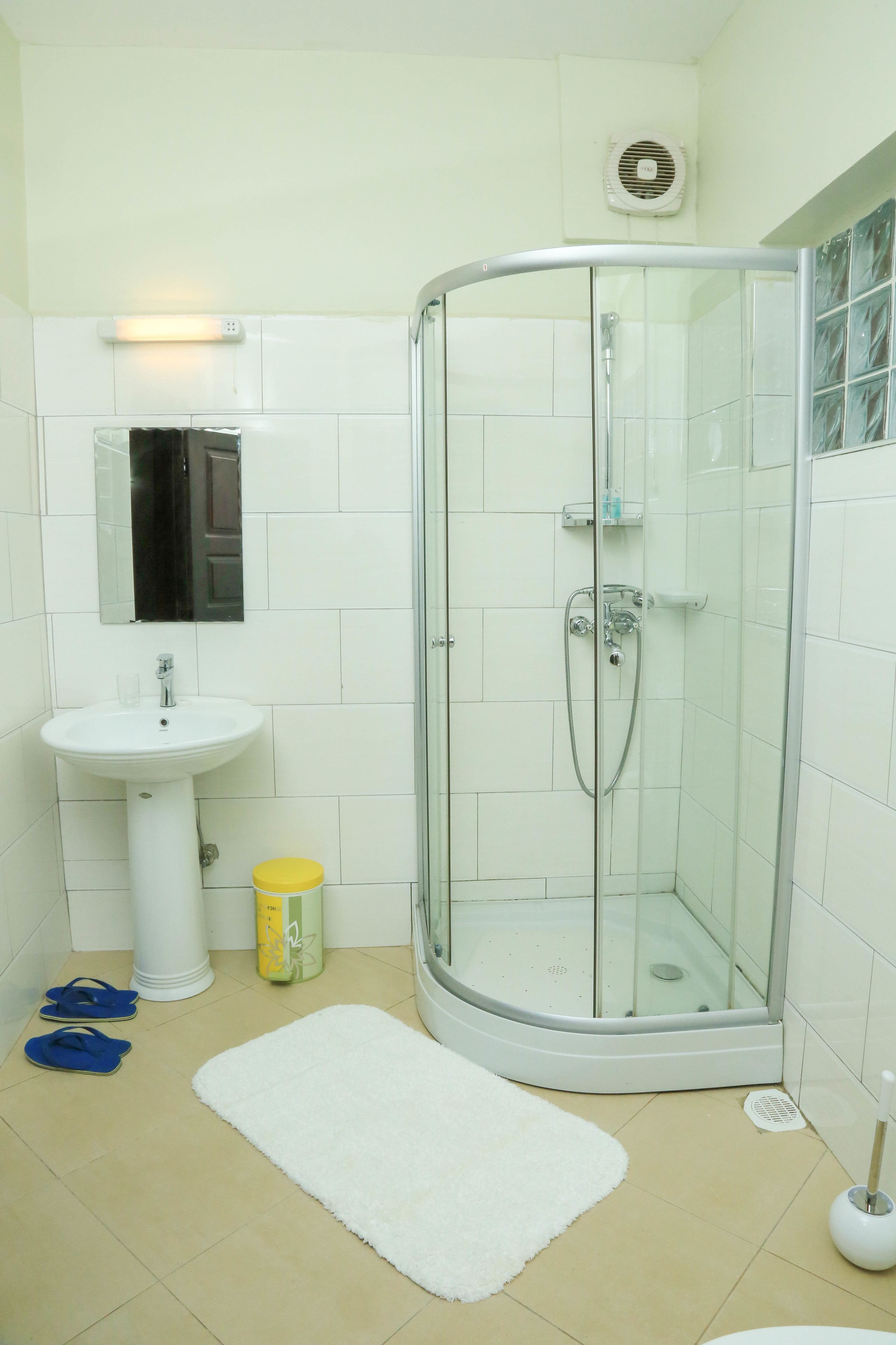 deep-soaking bathtub, free toiletries, slippers, towels