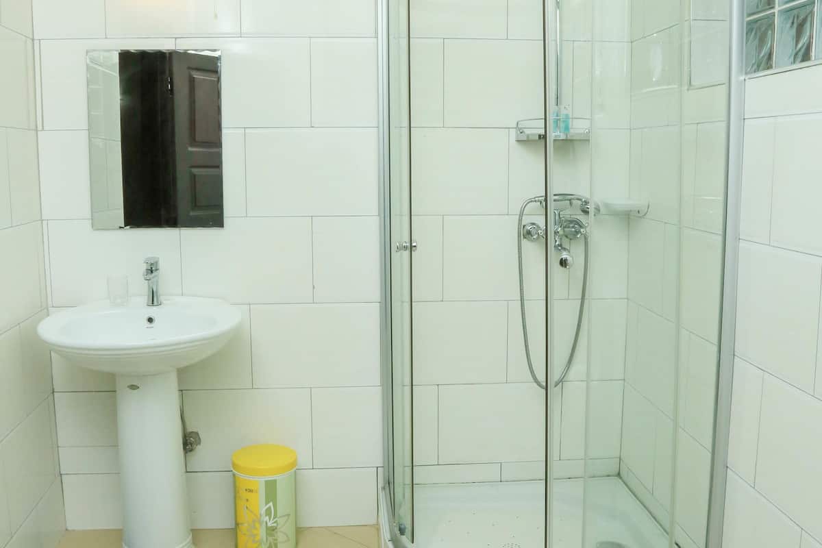 deep-soaking bathtub, free toiletries, slippers, towels