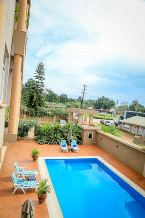 Outdoor pool - Hotel 7 Seasons (Entebbe)