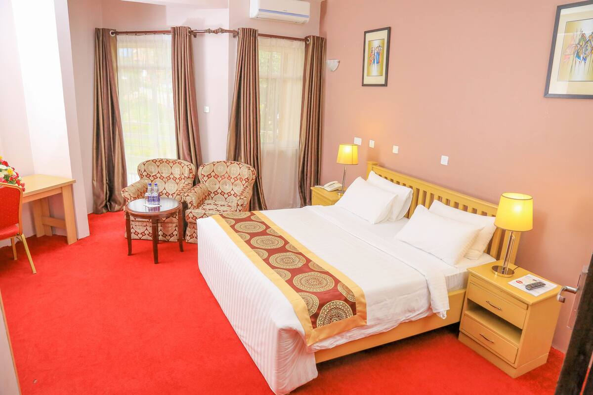 Executive Double Room, 1 Queen Bed, Non Smoking, City View | Premium bedding, desk, soundproofing, WiFi (free)