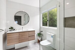 Bathtub, free toiletries - Hopetoun Views (Lorne)