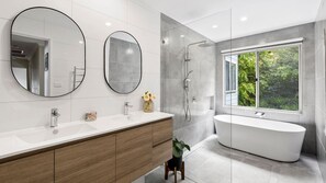 Badewanne, kostenlose Toilettenartikel
