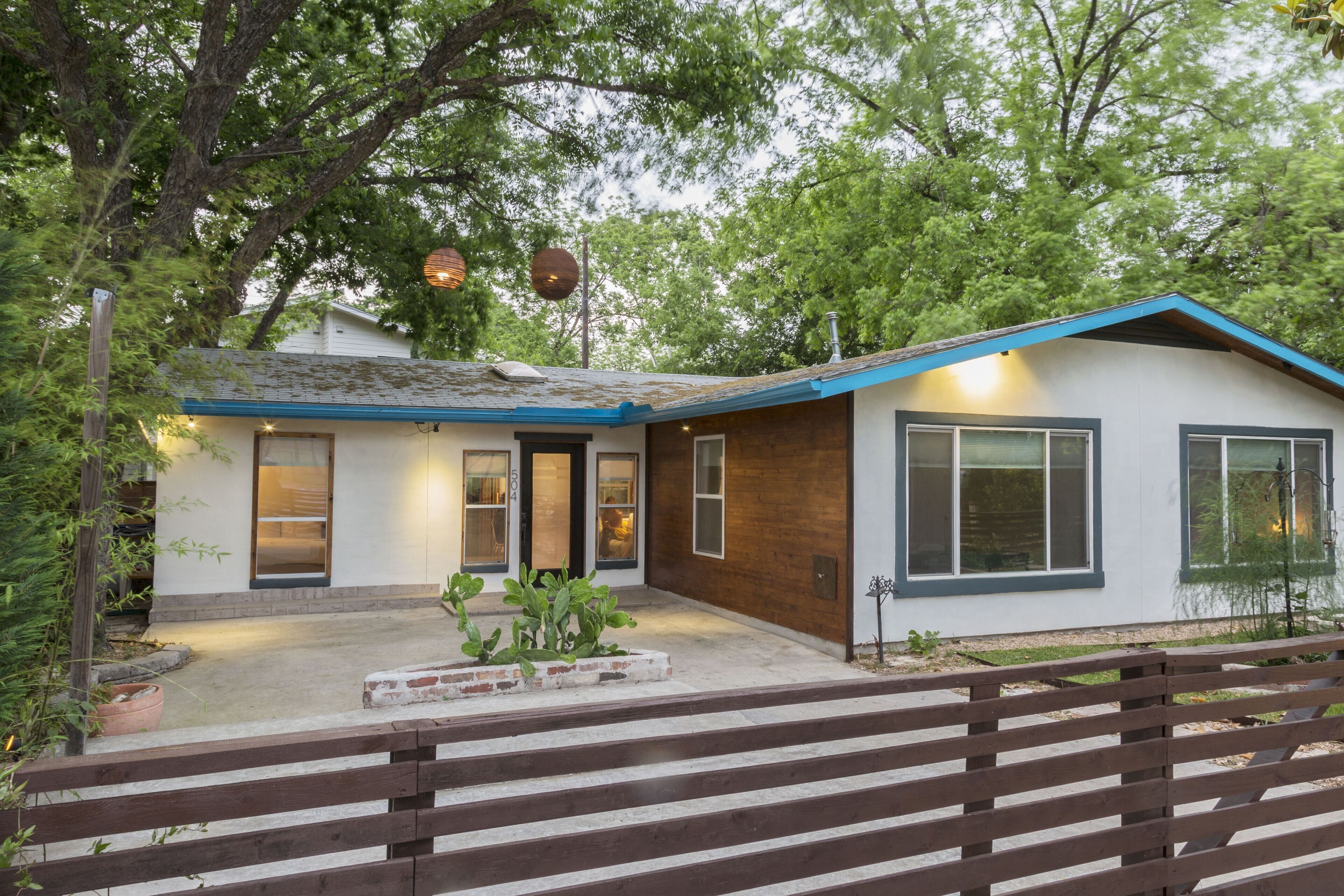3 BD/2 BA w separate work studio. Close to downtown. Pet friendly!