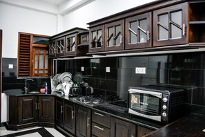 Full-size fridge, microwave, oven, stovetop - Sea Yo Villa (Hikkaduwa)