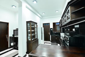 Full-size fridge, microwave, oven, stovetop