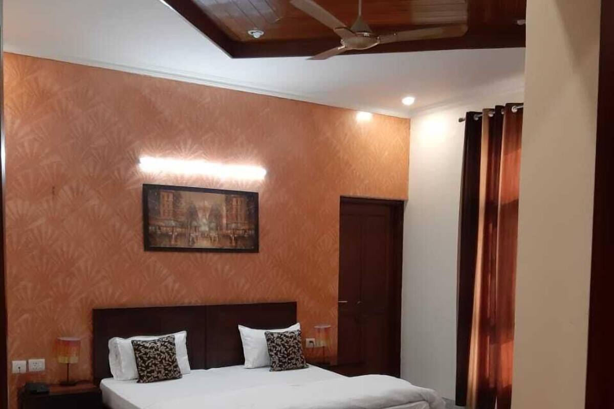Deluxe Room, 1 King Bed, Smoking | Blackout drapes, rollaway beds (surcharge), WiFi (free), bed sheets