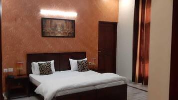 Kamar Deluks, 1 Tempat Tidur King, Boleh Merokok | Tirai kedap cahaya, tempat tidur lipat/tambahan, dan Wi-Fi gratis