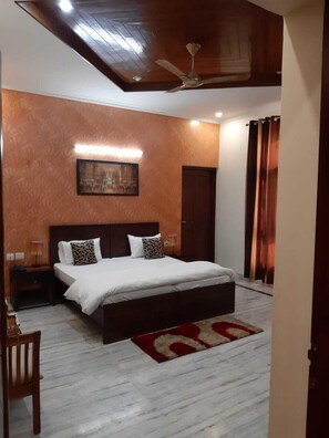 Kamar Deluks, 1 Tempat Tidur King, Boleh Merokok | Tirai kedap cahaya, tempat tidur lipat/tambahan, dan Wi-Fi gratis