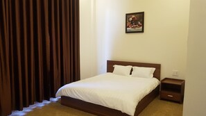 Minibar, meja kerja, tirai kedap cahaya, dan kedap suara
