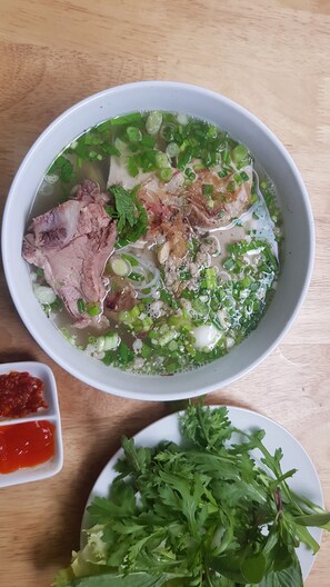 Sarapan masakan setempat setiap hari dengan biaya tambahan