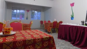 Sudah termasuk sarapan ala kontinental setiap hari