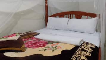 Quarto triplo, para não fumantes | Individualmente decorados, individualmente mobiliados, escrivaninha