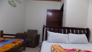 Kamar Triple, Bebas Asap Rokok | Meja kerja, kedap suara, Wi-Fi gratis, dan didekorasi berbeda-beda