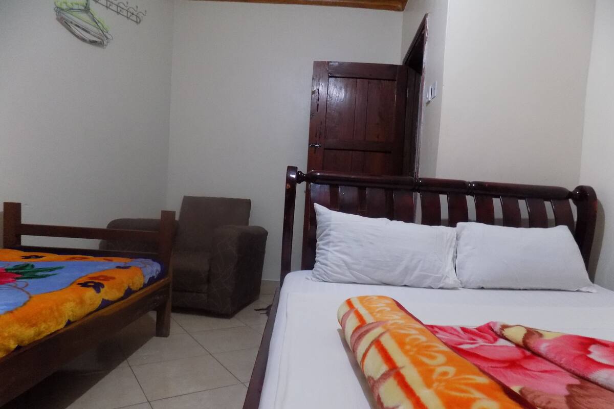 Quarto triplo, para não fumantes | Escrivaninha, quartos à prova de som, Wi-Fi de cortesia