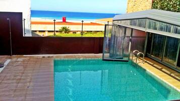 Piscine couverte, piscine extérieure