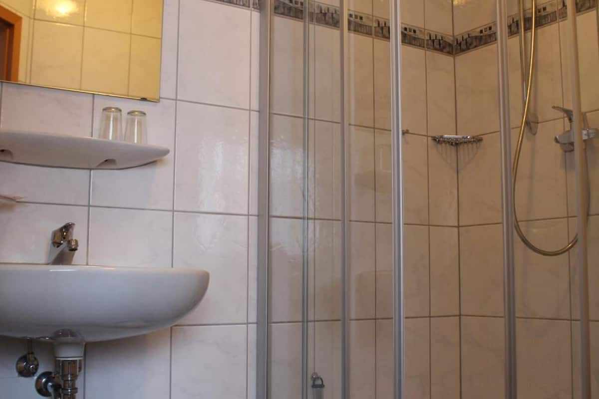 shower, free toiletries, hair dryer, towels