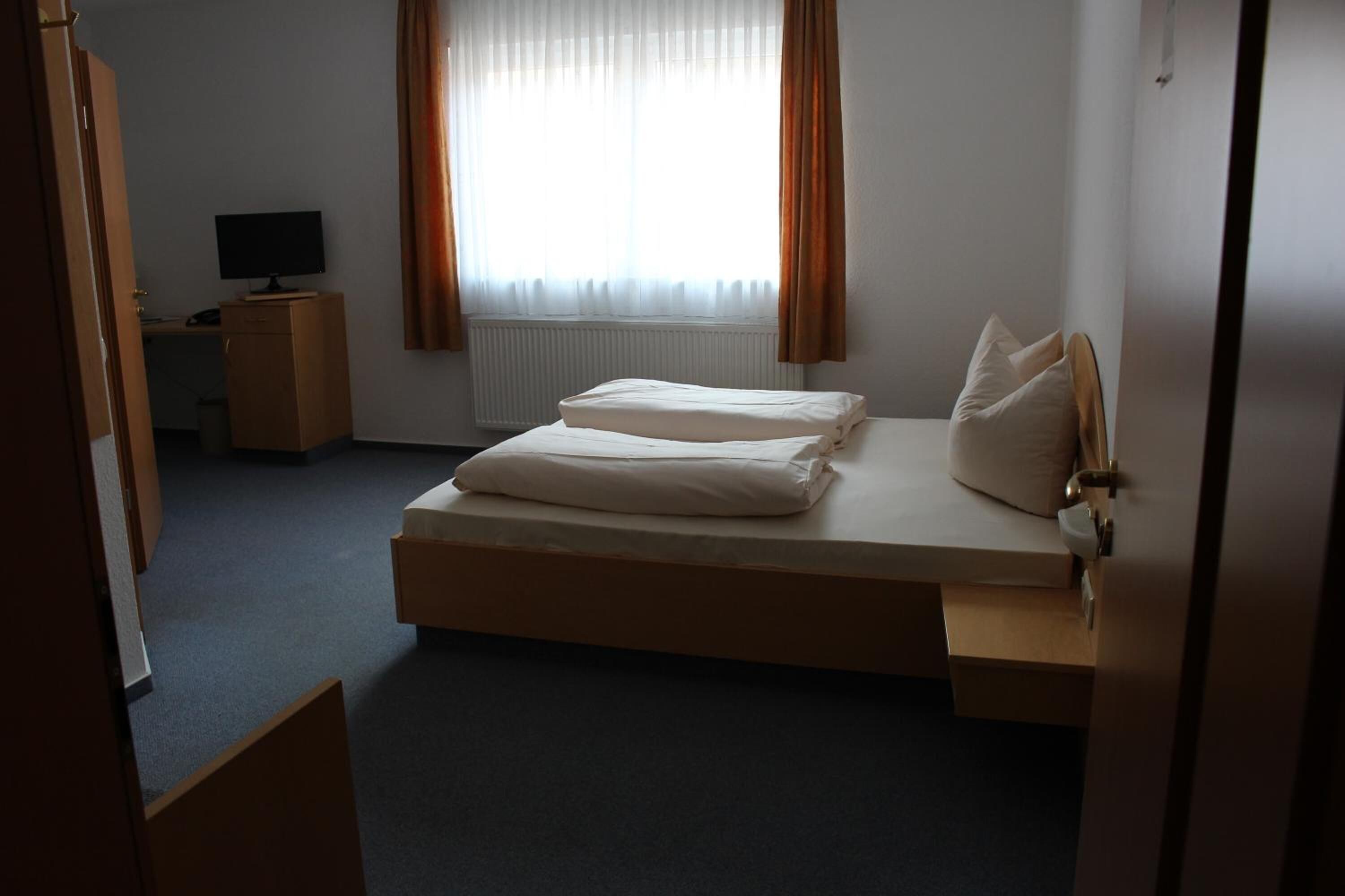 Zimmersafe, Schreibtisch, laptopgeeigneter Arbeitsplatz