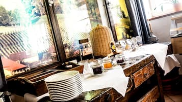 Frühstücksbuffet am Wochenende gegen Gebühr