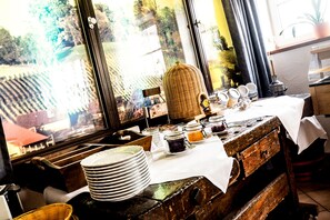 Buffet breakfast for a fee on weekends