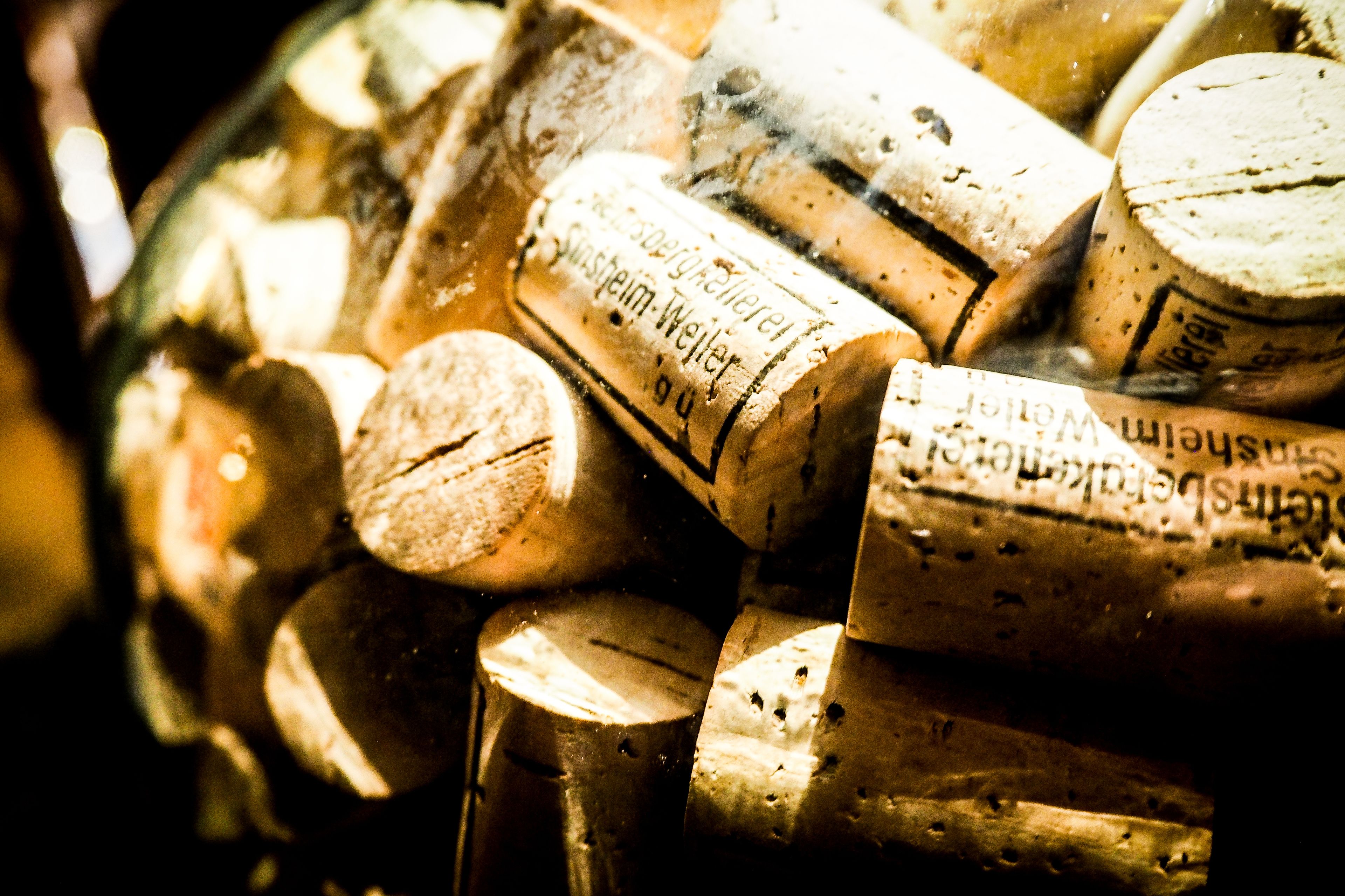 Un grupo de corchos de vino con texto.