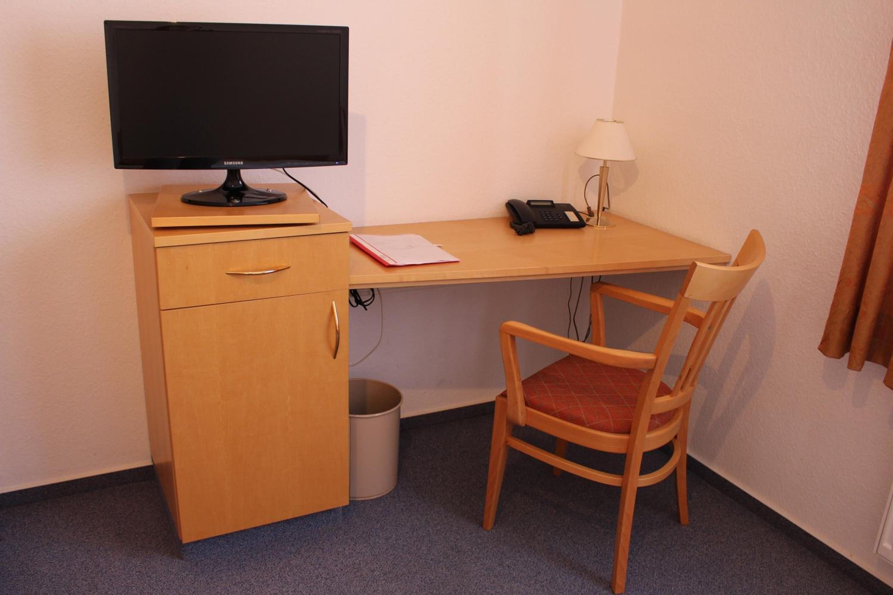 in-room safe, desk, laptop workspace, blackout curtains