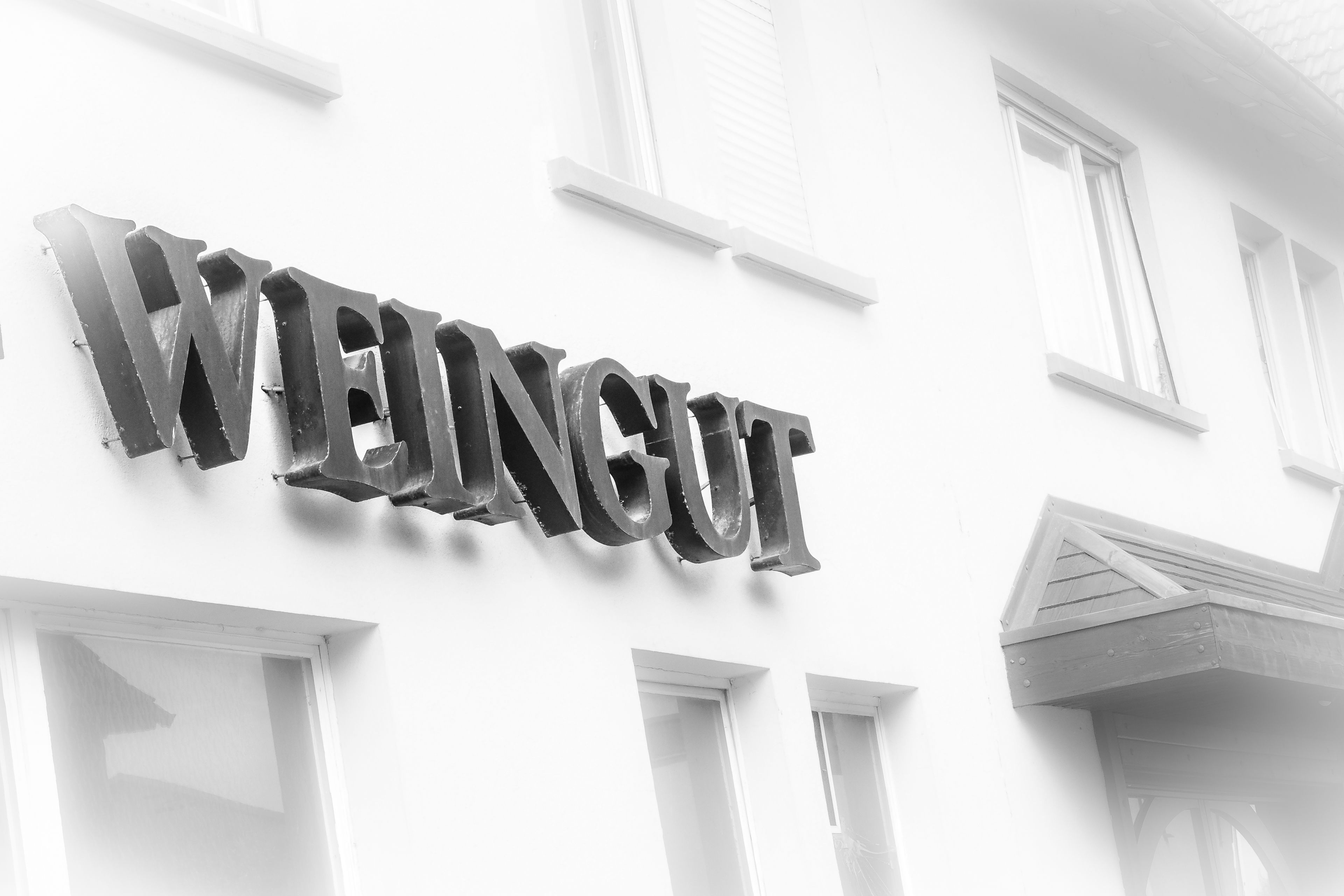 Un edificio con el nombre "WEINGUT" en letras grandes y llamativas en la fachada.