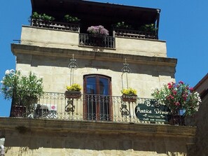 A building with a sign reading "Antica Dimora Welcome". - B&B Antica Dimora Enna (Enna)