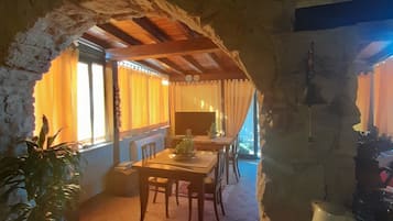 Luxury-Dreibettzimmer, Mehrere Betten, Nichtraucher | Wohnbereich