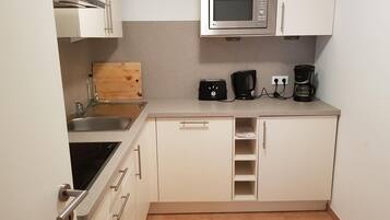 Kühlschrank, Mikrowelle, Herdplatte, Wasserkocher mit Kaffee-/Teezubehör