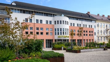 Business-Doppel- oder -Zweibettzimmer, 1 Queen-Bett, Nichtraucher, Stadtblick | Allergikerbettwaren, Minibar, Zimmersafe, Schreibtisch