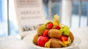 Un tazón con frutas variadas como kiwis, fresas y uvas.