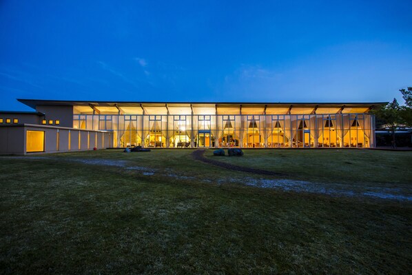 Vista frontal de la propiedad por la tarde o noche