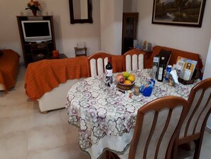 Basic House, 2 Bedrooms | In-room dining
