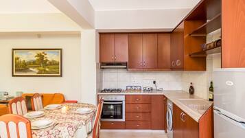 Rumah Basic, 2 kamar tidur | Dapur pribadi | Lemari es besar, oven, kompor, dan mesin pembuat kopi/teh