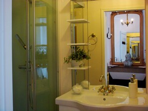 Double Room, Hill View (Maurice Ravel) | Bathroom