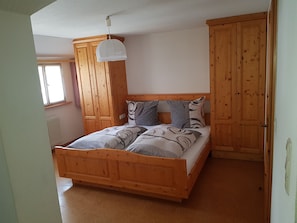 Dreibettzimmer | Zustellbetten, kostenloses WLAN, Bettwäsche