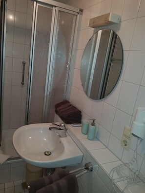Habitación Deluxe | Baño | Regadera y toallas 
