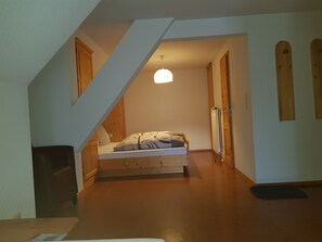 Quarto luxo | Camas extras/dobráveis (sobretaxa), Wi-Fi de cortesia, roupa de cama