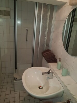 Habitación triple | Baño | Ducha y toallas