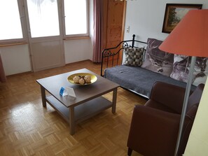 Apartment | Wohnbereich | Flachbildfernseher