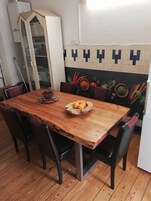 Frigorífico grande, microondas, placa de cocina y cafetera o tetera