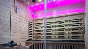 A room with wooden bunk beds, a glass partition, and a ceiling with multiple lights. - Privatzimmer Hagen (Hagen)