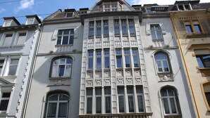 A multi-story building with large windows and ornate architectural details. - Privatzimmer Hagen (Hagen)