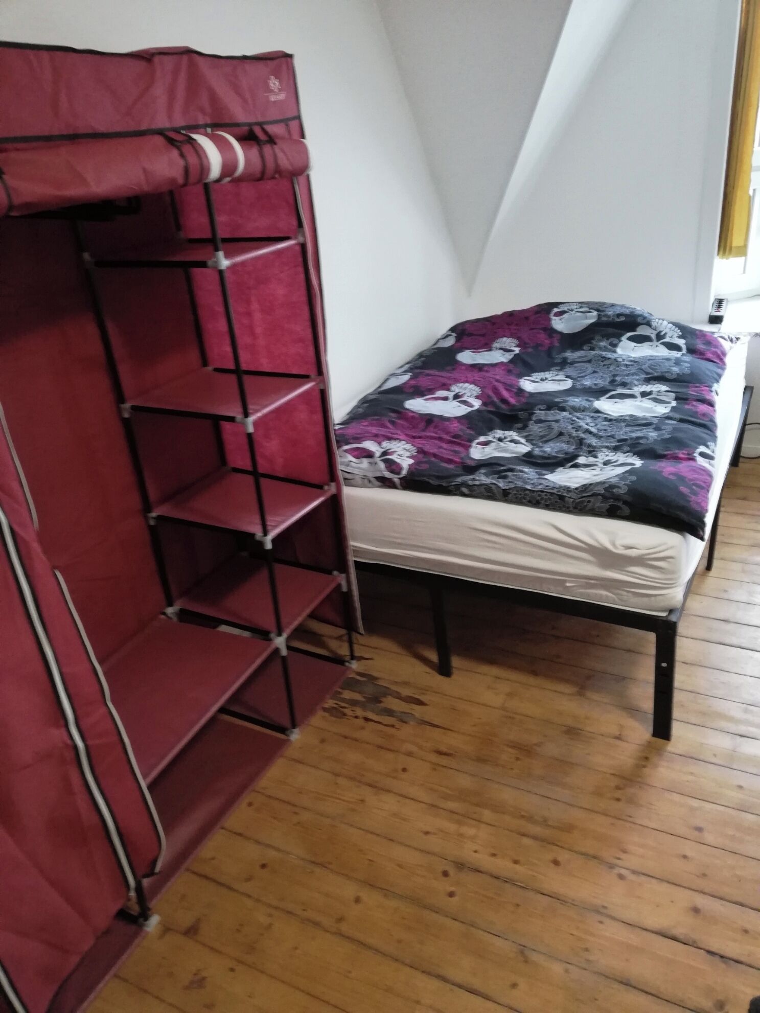Een slaapzaal met een stapelbed en een enkel bed.