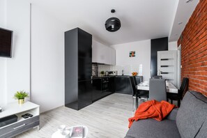 Lägenhet - 2 sovrum | Vardagsrum | 40-tums platt-tv med kabelkanaler och tv